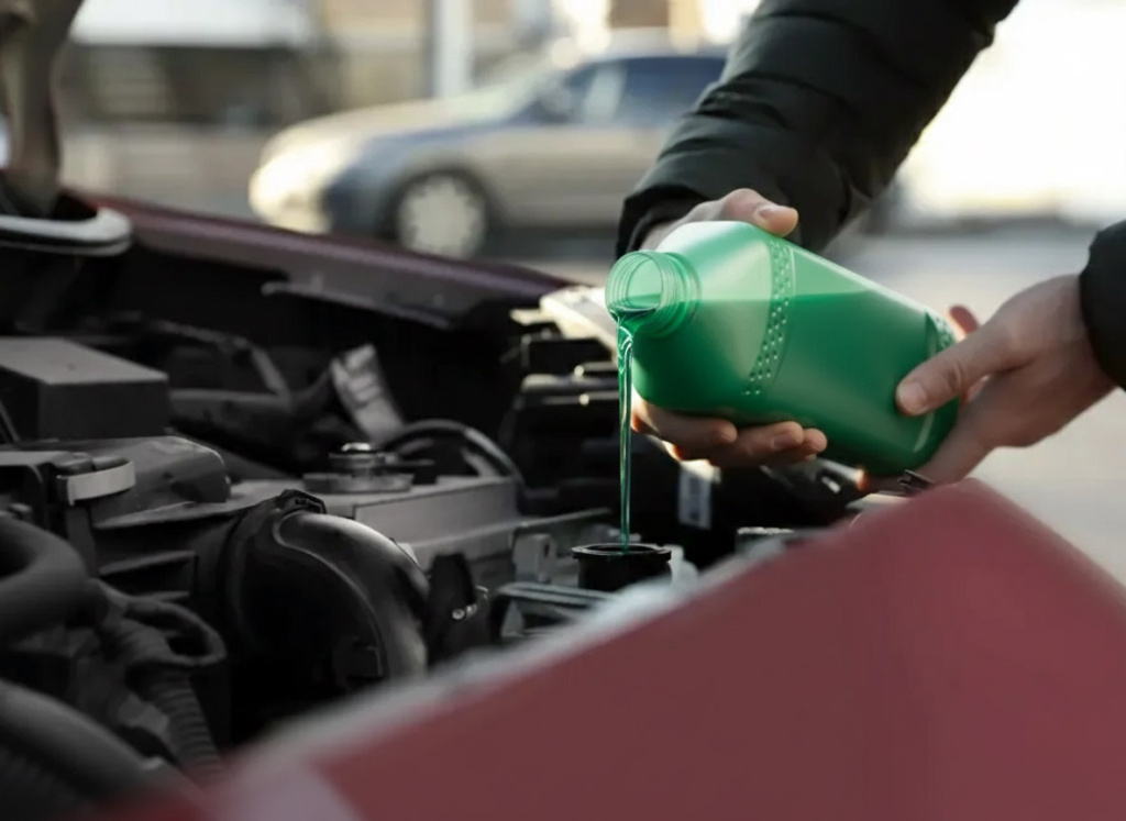 Антифриз в автомобиле: зачем нужен, виды, как часто менять